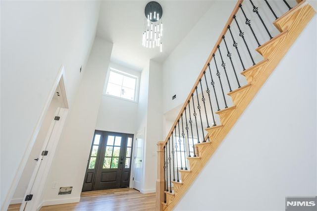 9 Emerald Drive, Hamburg, NJ 07419