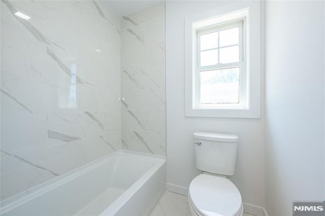 9 Emerald Drive, Hamburg, NJ 07419