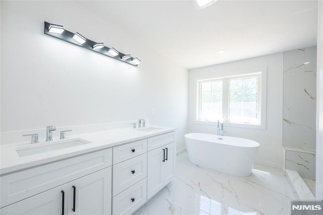 9 Emerald Drive, Hamburg, NJ 07419