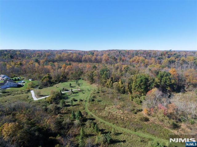 9 Emerald Drive, Hamburg, NJ 07419
