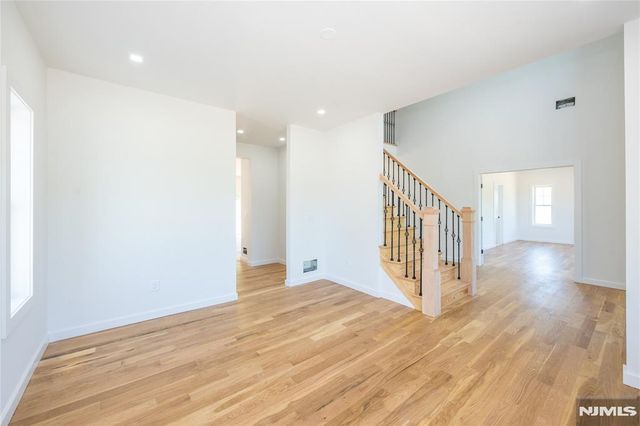 9 Emerald Drive, Hamburg, NJ 07419