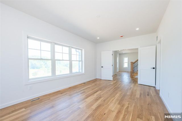 9 Emerald Drive, Hamburg, NJ 07419