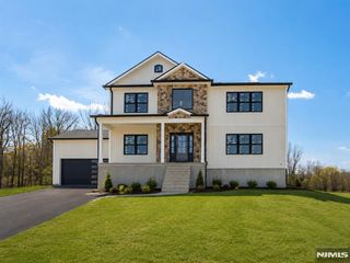 9 Emerald Drive, Hamburg, NJ 07419
