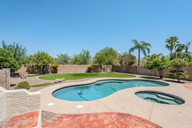 13258 N Pioneer Way, Oro Valley, AZ 85755