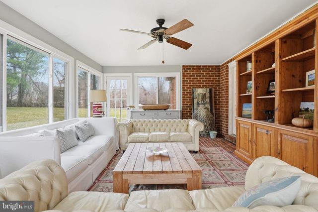 956 WALKER RD, Great Falls, VA 22066