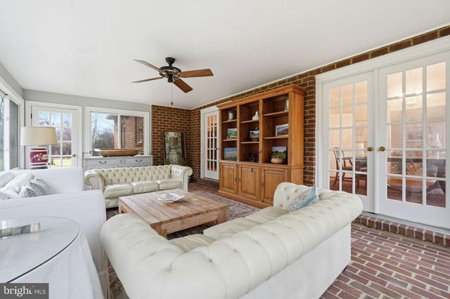 956 WALKER RD, Great Falls, VA 22066