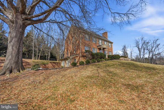 956 WALKER RD, Great Falls, VA 22066