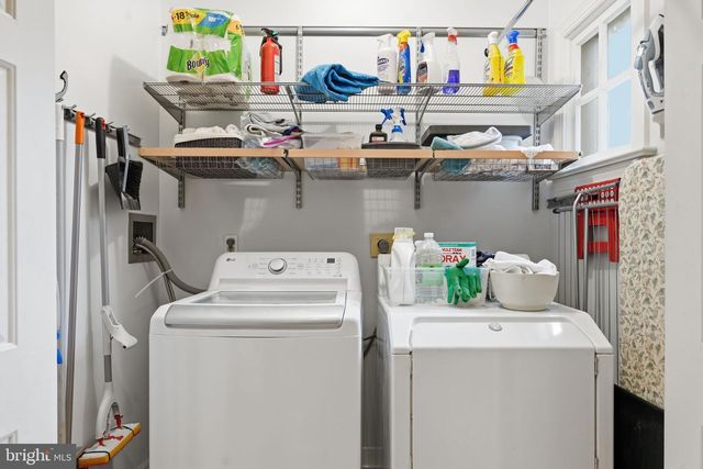 956 WALKER RD, Great Falls, VA 22066