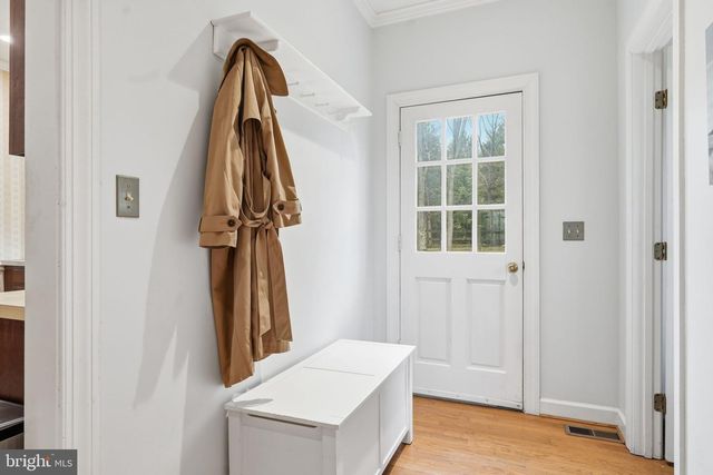 956 WALKER RD, Great Falls, VA 22066