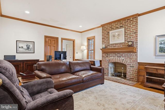 956 WALKER RD, Great Falls, VA 22066