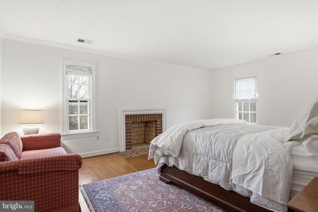 956 WALKER RD, Great Falls, VA 22066