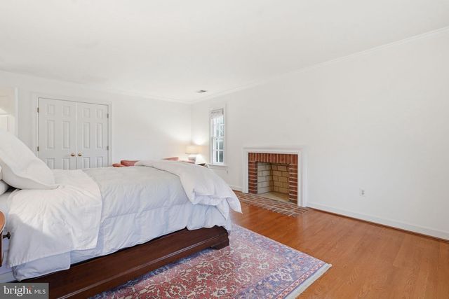 956 WALKER RD, Great Falls, VA 22066