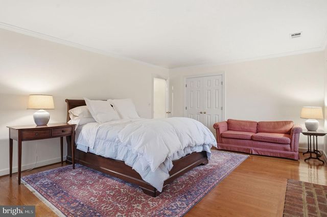 956 WALKER RD, Great Falls, VA 22066