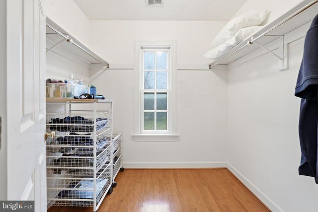 956 WALKER RD, Great Falls, VA 22066