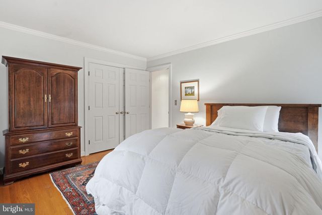 956 WALKER RD, Great Falls, VA 22066