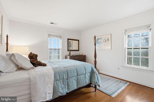 956 WALKER RD, Great Falls, VA 22066