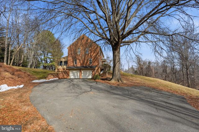 956 WALKER RD, Great Falls, VA 22066