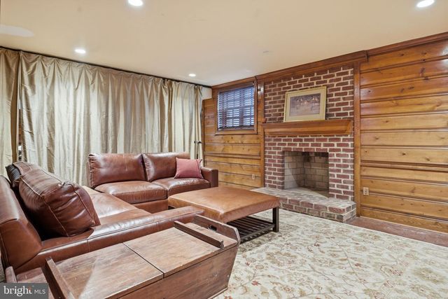 956 WALKER RD, Great Falls, VA 22066