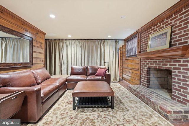 956 WALKER RD, Great Falls, VA 22066