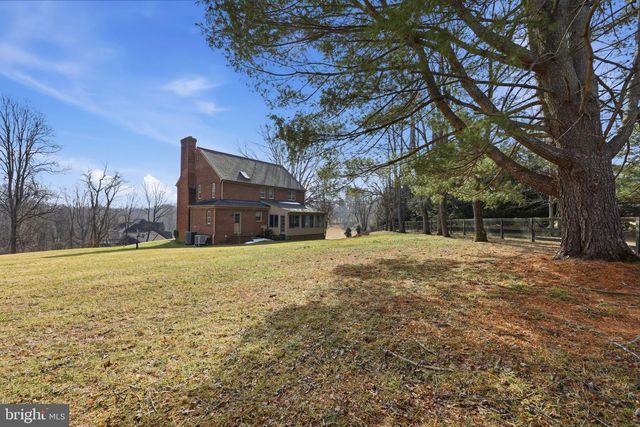 956 WALKER RD, Great Falls, VA 22066