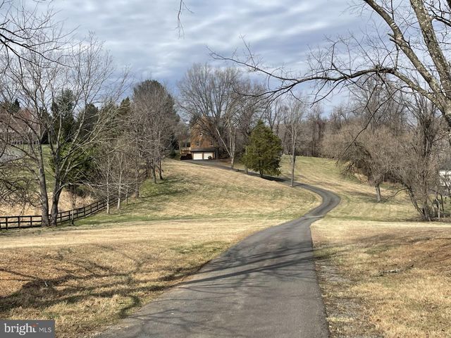 956 WALKER RD, Great Falls, VA 22066