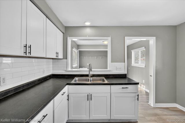 5710 Detroit Street, Dearborn Heights, MI 48125