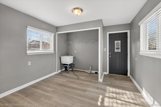 5710 Detroit Street, Dearborn Heights, MI 48125