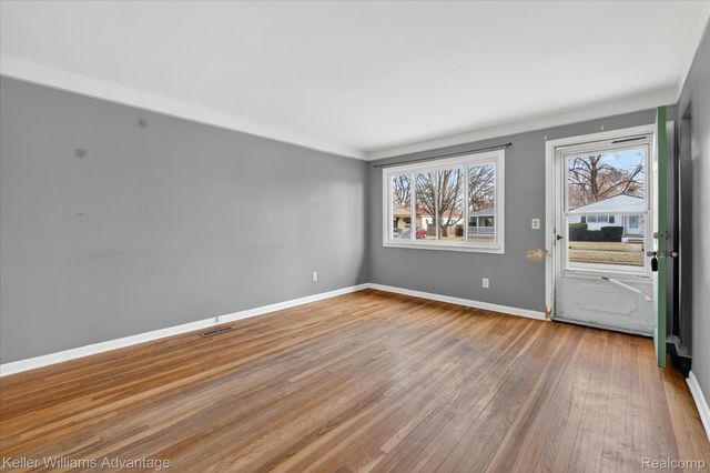 5710 Detroit Street, Dearborn Heights, MI 48125