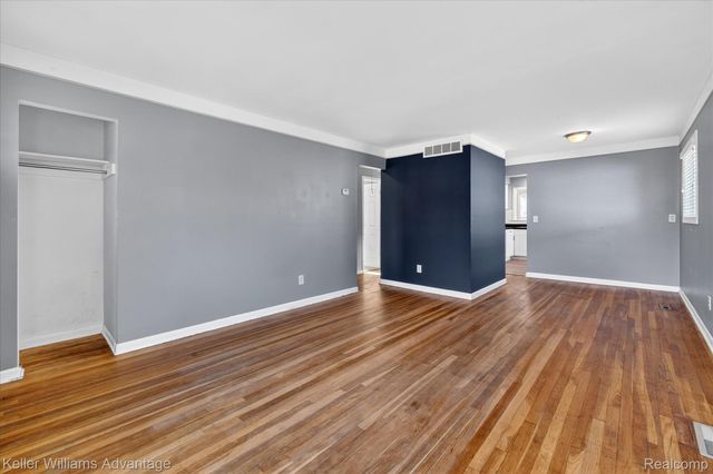 5710 Detroit Street, Dearborn Heights, MI 48125