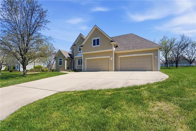 1019 SW Coachlight Court, Lee's Summit, MO 64081