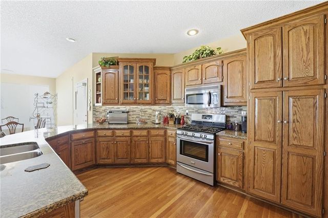 1019 SW Coachlight Court, Lee's Summit, MO 64081