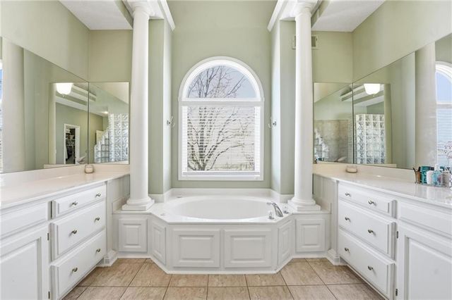 1019 SW Coachlight Court, Lee's Summit, MO 64081