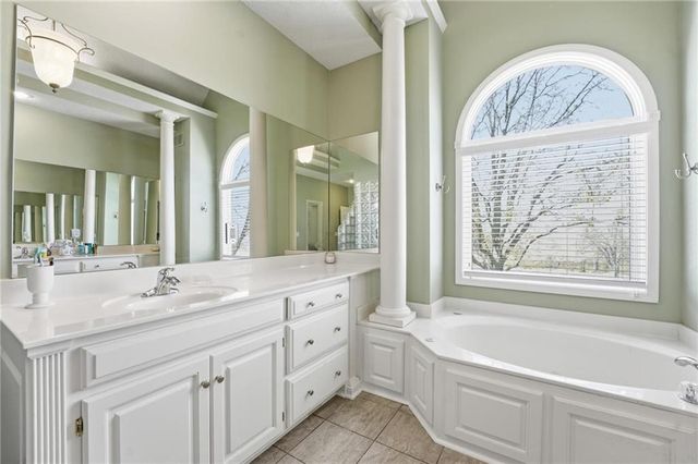 1019 SW Coachlight Court, Lee's Summit, MO 64081