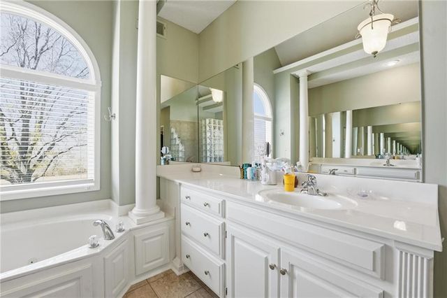 1019 SW Coachlight Court, Lee's Summit, MO 64081
