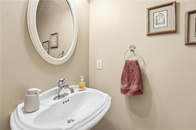 1019 SW Coachlight Court, Lee's Summit, MO 64081
