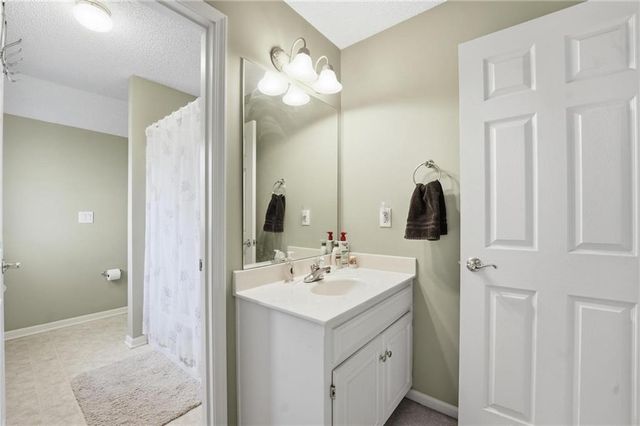 1019 SW Coachlight Court, Lee's Summit, MO 64081