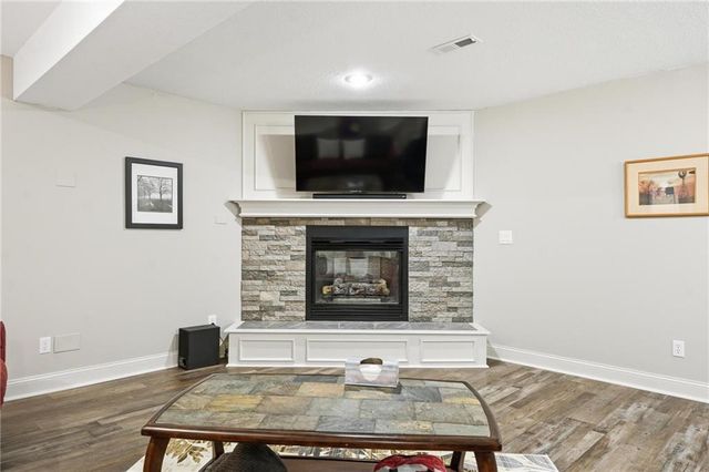 1019 SW Coachlight Court, Lee's Summit, MO 64081