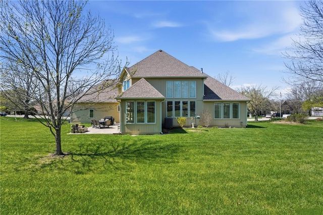 1019 SW Coachlight Court, Lee's Summit, MO 64081