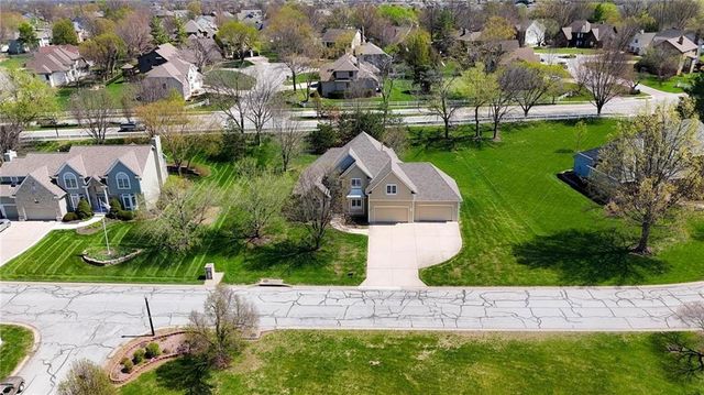 1019 SW Coachlight Court, Lee's Summit, MO 64081