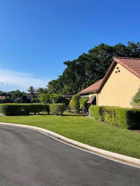 18 Ironwood Way N, Palm Beach Gardens, FL 33418