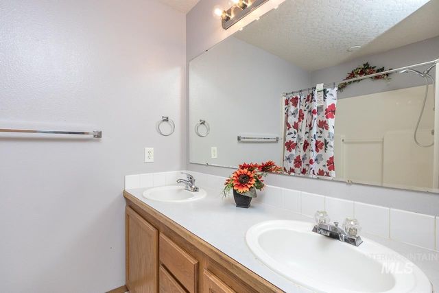 2605 Sunflower Drive, Nampa, ID 83686