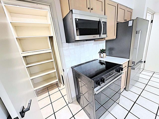 1936 N MASON STREET, Appleton, WI 54914