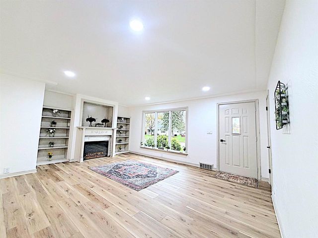 1936 N MASON STREET, Appleton, WI 54914