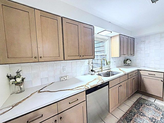 1936 N MASON STREET, Appleton, WI 54914