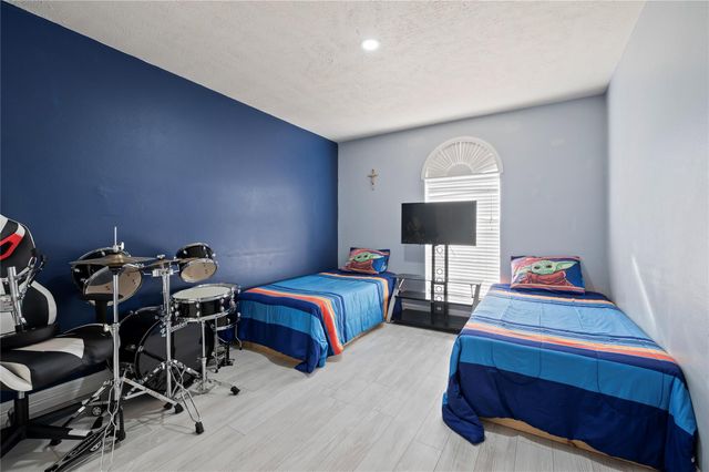 5011 Lakeside Court, Pasadena, TX 77504