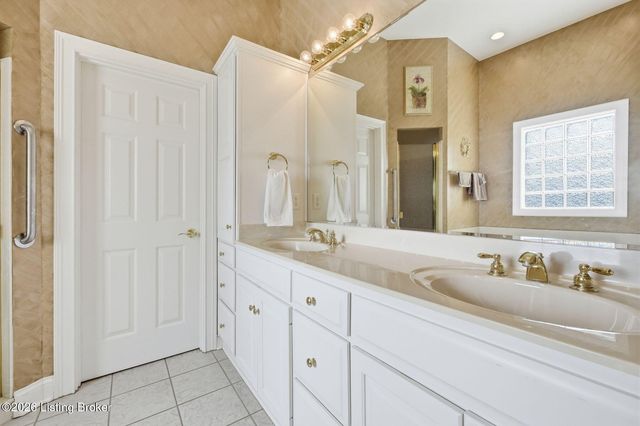 8006 Hall Farm Dr, Louisville, KY 40291