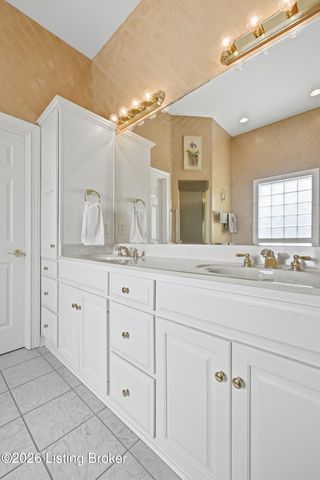 8006 Hall Farm Dr, Louisville, KY 40291