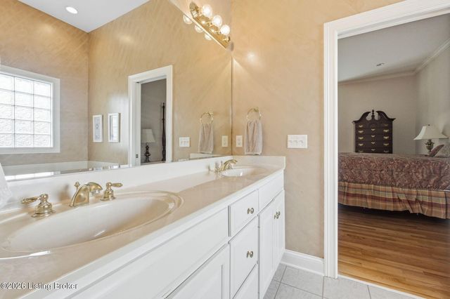 8006 Hall Farm Dr, Louisville, KY 40291