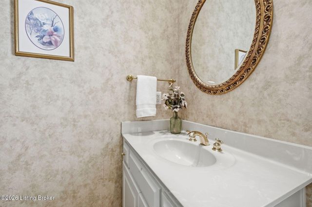 8006 Hall Farm Dr, Louisville, KY 40291