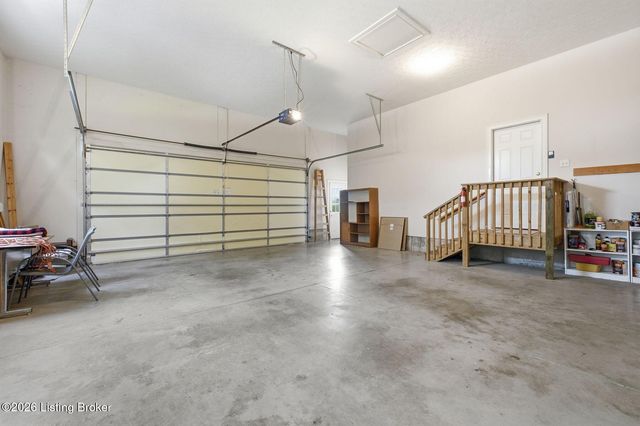 8006 Hall Farm Dr, Louisville, KY 40291